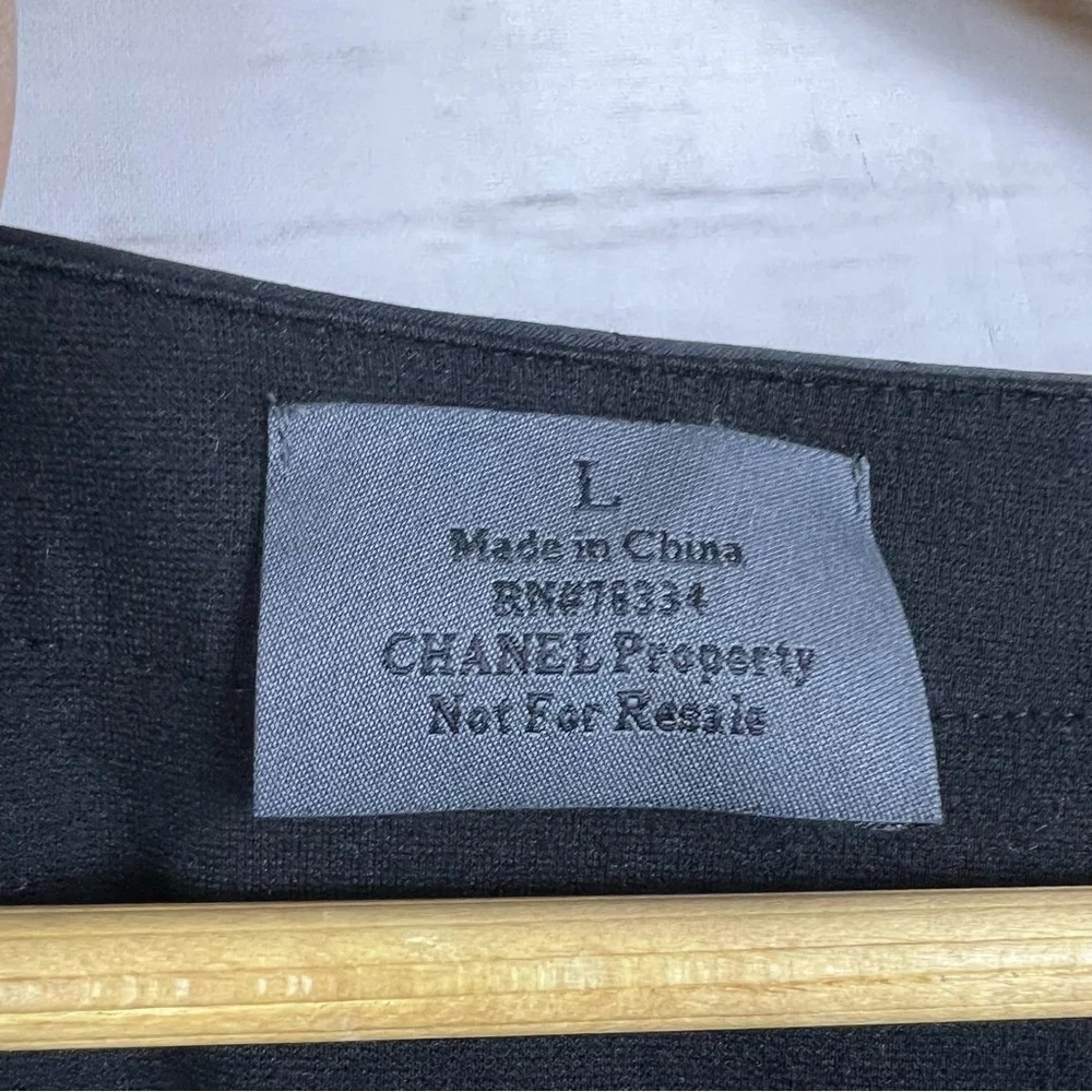 CHANEL Black Top with Gray Accents - Picture 4 of 7